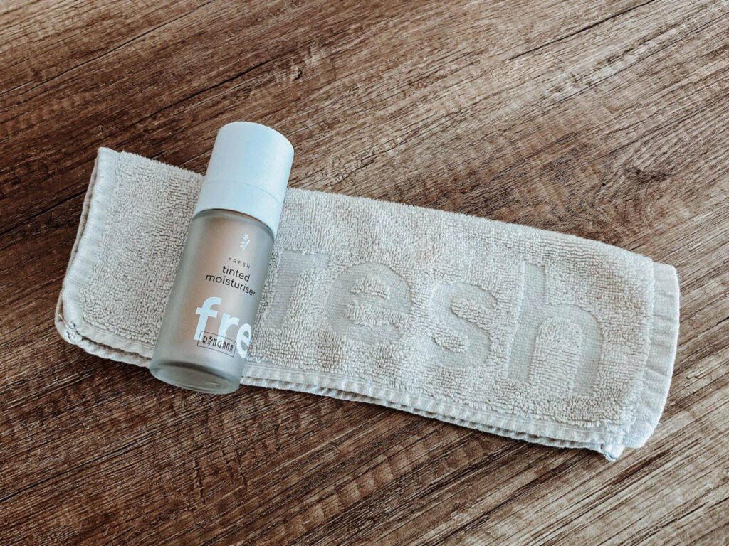 Tinted moisturizer: crema hidratante con color RINGANA FRESH tinted moisturiser sobre una toalla