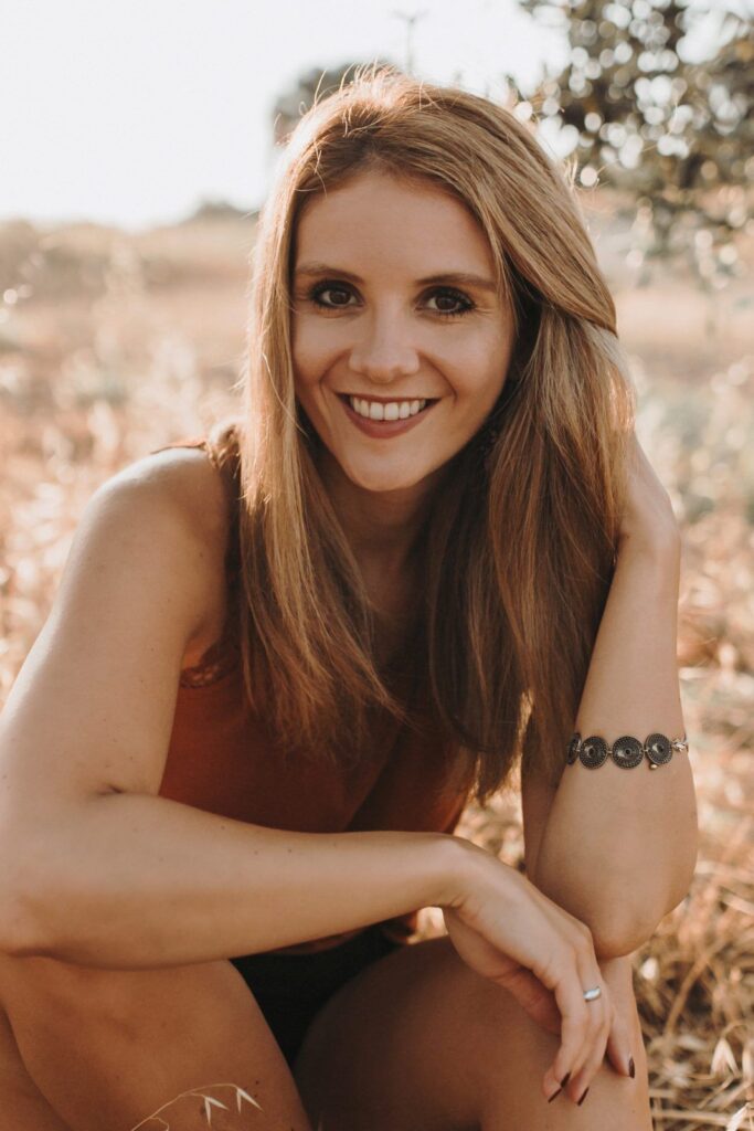 Lea, fotógrafa y partner independiente de RINGANA, sonriendo al aire libre