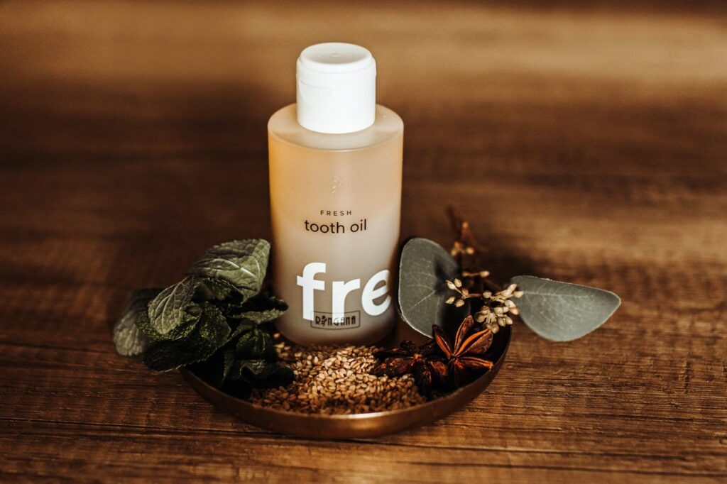 Oil pulling: aceite dental RINGANA FRESH tooth oil con menta, eucalipto, anís estrellado y semillas de sésamo