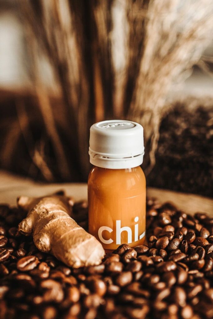 RINGANA Chi: porción de la bebida con jengibre sobre granos de café