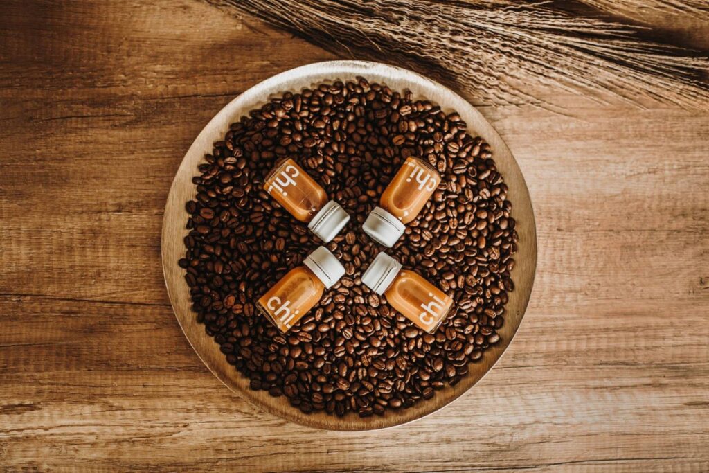 Cuatro porciones de RINGANA Chi sobre granos de café