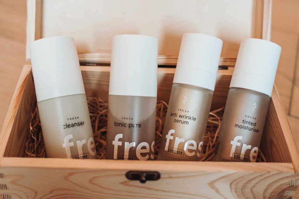 Set de cuidado facial RINGANA en una caja de madera: limpiador, tónico, sérum y crema hidratante con color